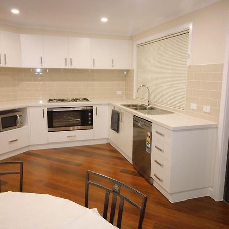 Silver House - Melbourne Airport Accommodation - 7 Minutes From Melbourne Airport מראה חיצוני תמונה