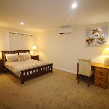 Silver House - Melbourne Airport Accommodation - 7 Minutes From Melbourne Airport מראה חיצוני תמונה