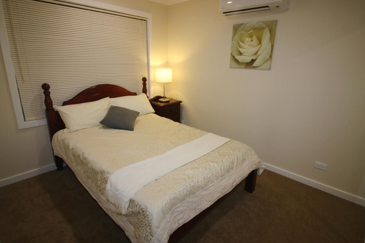 Silver House - Melbourne Airport Accommodation - 7 Minutes From Melbourne Airport מראה חיצוני תמונה
