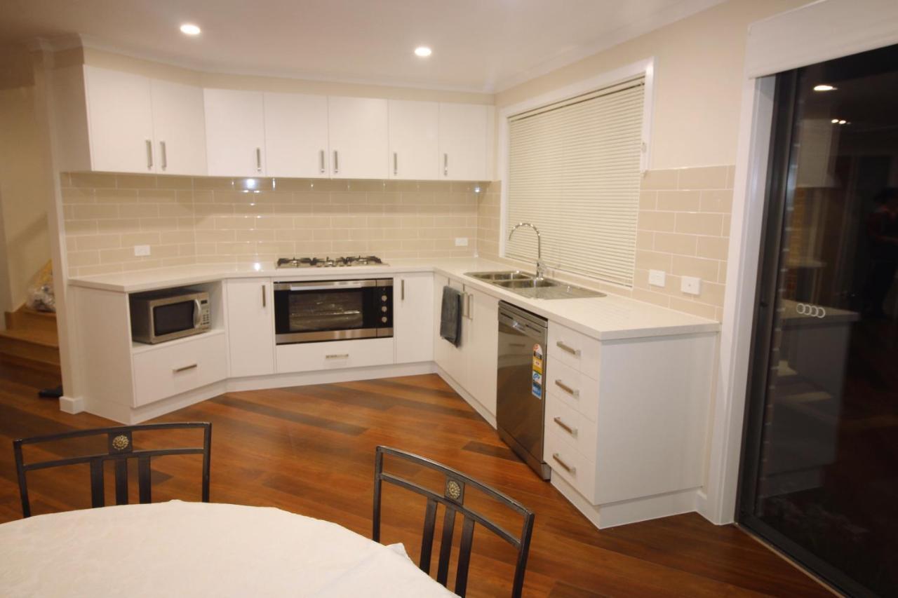 Silver House - Melbourne Airport Accommodation - 7 Minutes From Melbourne Airport מראה חיצוני תמונה